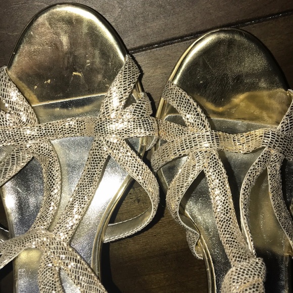 Gold high heels pre owned good 😊👠 - Picture 9 of 10